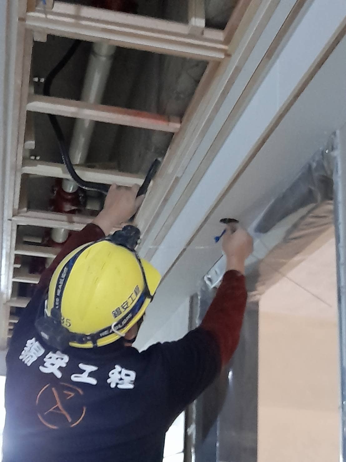 5F梯廳天花板電燈.消防感知.喇叭.緊急照明按裝